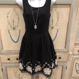 Yumi black sleeveless dress with embroidered hem